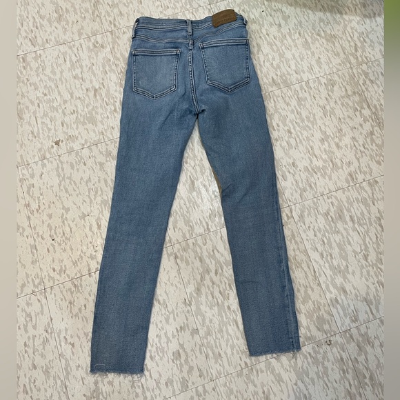 Aritzia Denim Forum - The Nico Mid Rise Skinny Crop Blue Jeans in size 26 - Picture 3 of 12